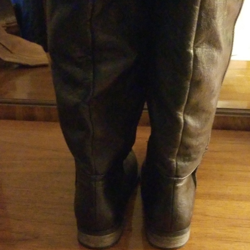 Boots - Picture 4 of 5